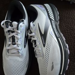 Brooks Adrenaline Gts Women's Size 10 Shoes 