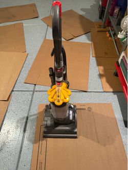 🧹 Dyson DC33 Upright Vacuum – Powerful Suction – Works Great