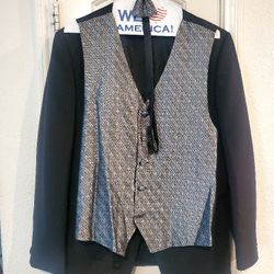 Barry mens warehouse tuxedo set
mens size M jacket/ vest 
tuxedo pants size 29/30 waist