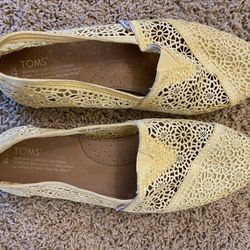 Light Yellow women's 🌼 Crochet TOMS