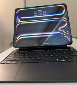 Apple iPad Pro 13” M5 256GB + Magic Keyboard – Like New