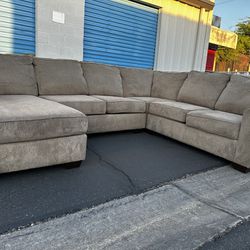 Beige Sectional Couch 🚚🚛 Free Delivery 🚚🚛