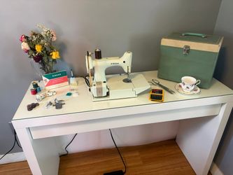 Singer Featherweight 221k Sewing Machine with Case