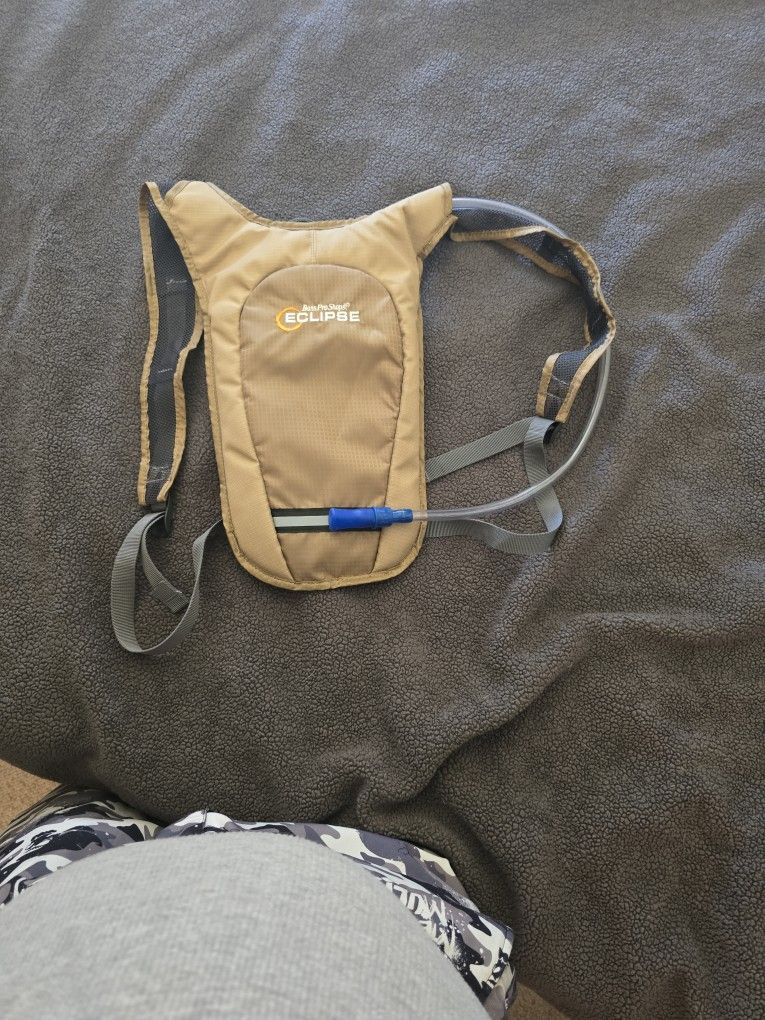 BASS PRO SHOPS ECLIPSE HYDRATION PACK