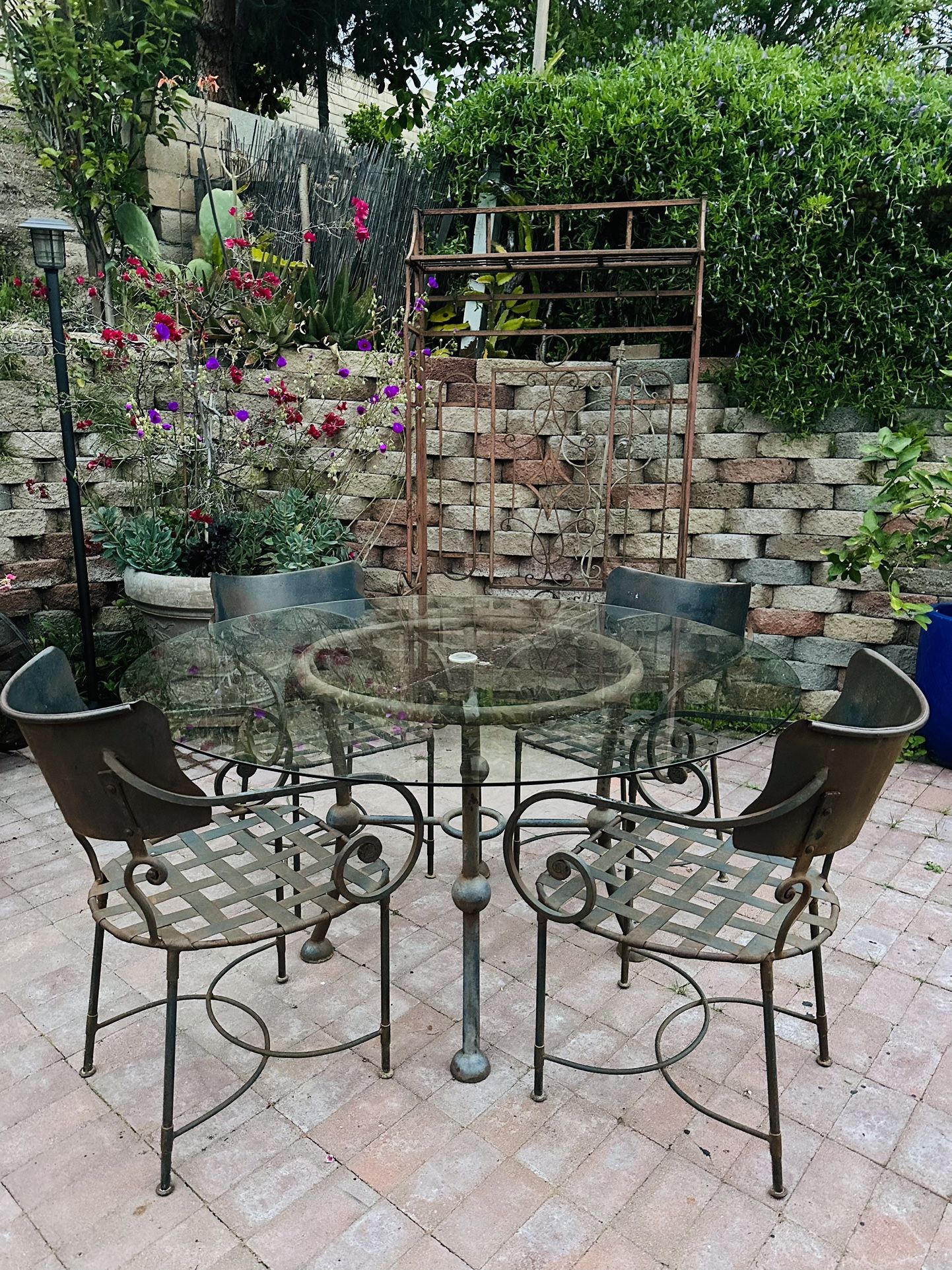 Vintage Brown Jordan Patio Furniture Table Set! HeAvy And Strong ! Delivery Available For Extra Fee.