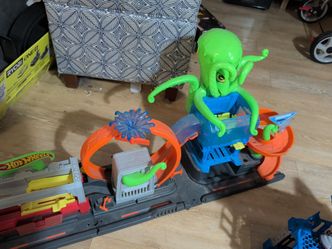 Hot Wheels Octopus Attack Track Set