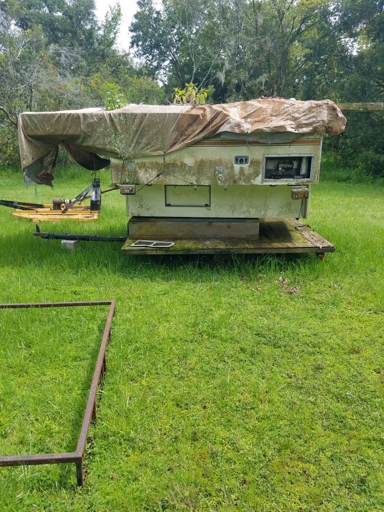 Truck bed camper / trailer