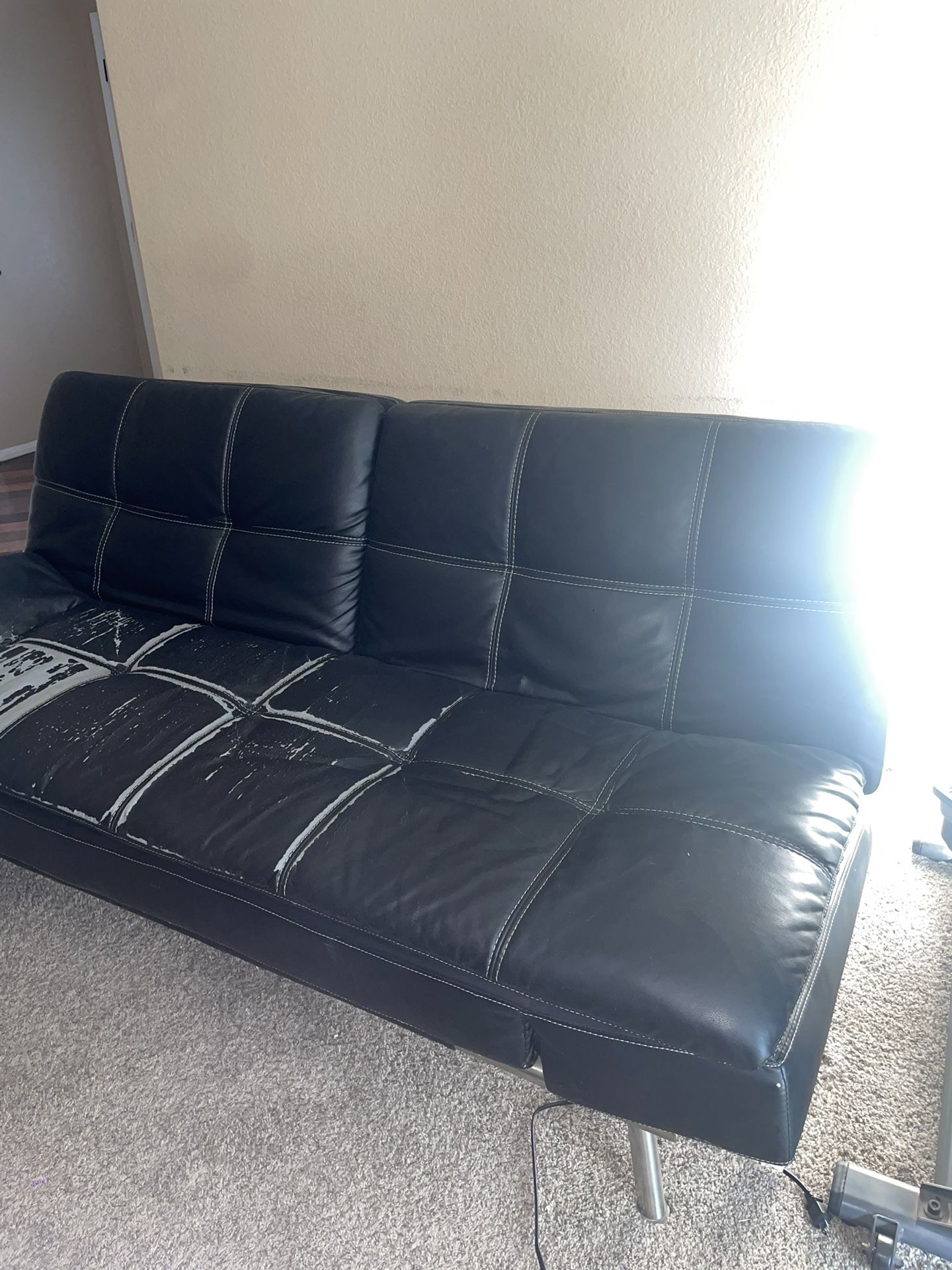 Futon (Convertible couch)