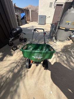 Scotts Turf Builder EdgeGuard DLX Broadcast Spreader