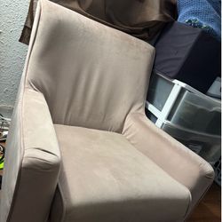 2 light pink couches