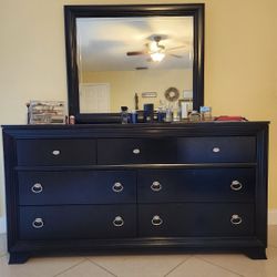 Dresser With Mirror