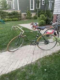 Vintage Schwinn Varsity 10-Speed Road Bike – Classic Steel Frame – Retro 1970s/80s Style