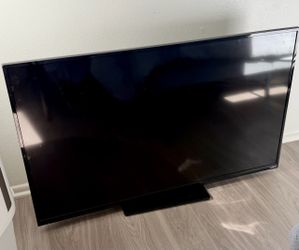 48” VIZIO Smart TV + 180° Swivel Stand