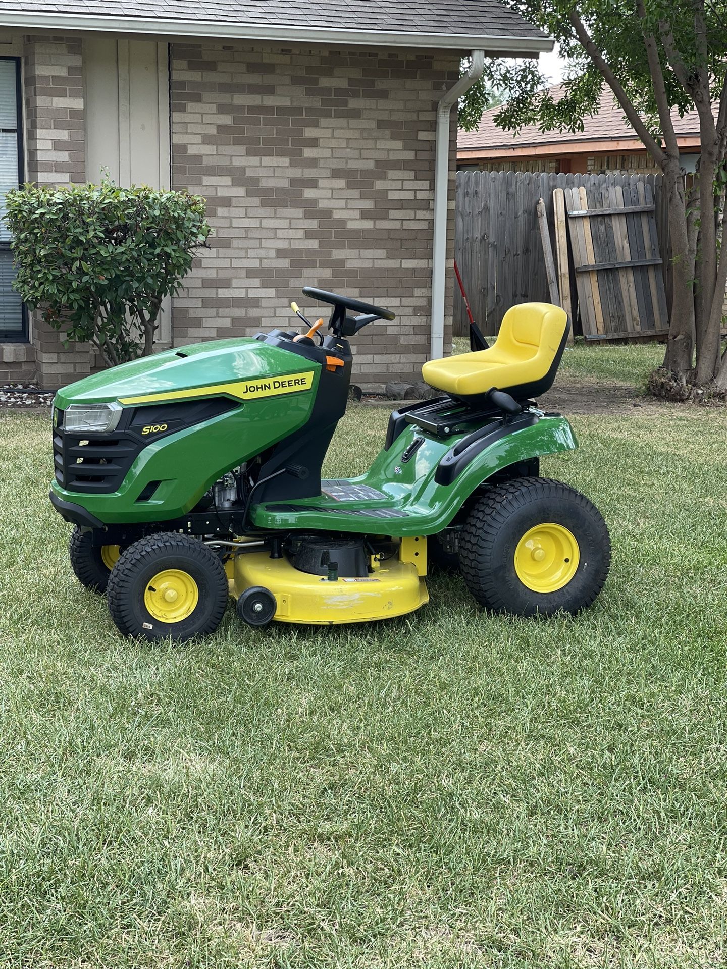 John Deere S100 42 in. 17.5 HP Gas Hydrostatic Riding Lawn Tractor 🚜 