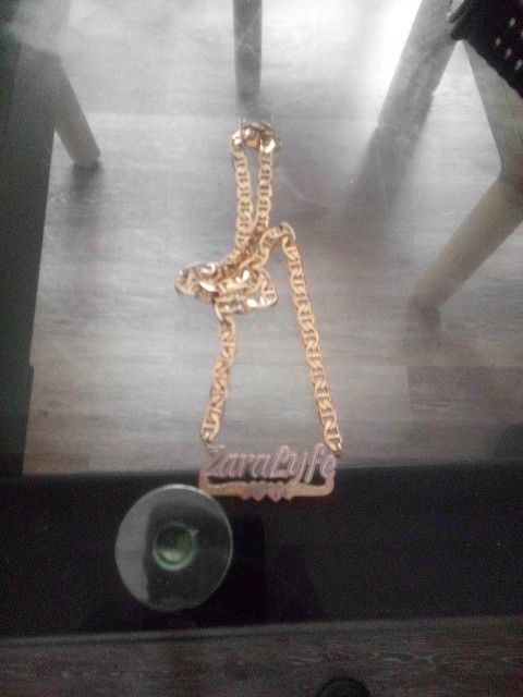 14k gold chain w/Zara Lyfe name plate.. Really Nice Piece of jewelry 