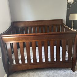 Crib And Matching Changing Table 