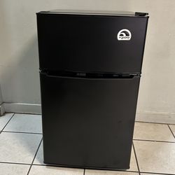 “Mini fridge with freezer Igloo – Works perfect”