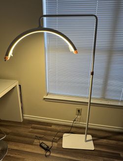 Atlas Adjustable Light For Beauty Professionals