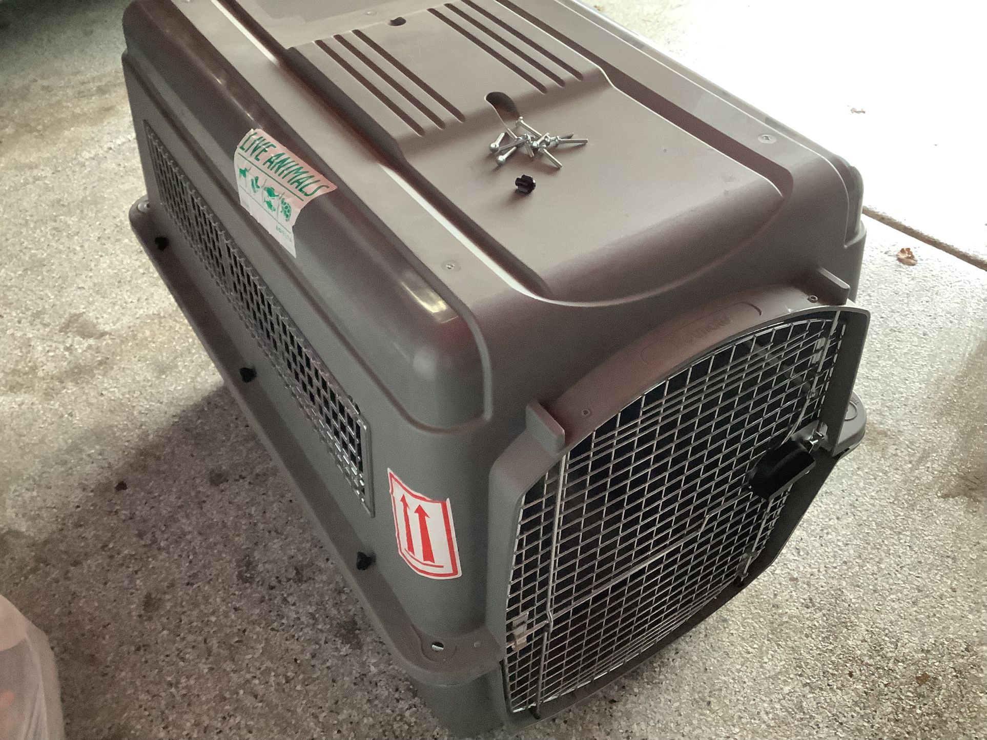 Petmate Sky Dog Kennel large size used twice 36” length x 27” tall by 25”wide easy assembly and disassembly. Clean and durable with interlocking doo