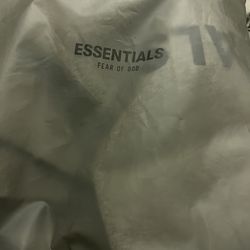 Essential hoodie size XS ! Could fit bigger ..