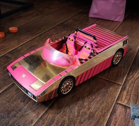 Surprise Pool & Dance Floor: The back of the car can be pulled out and lifted to reveal a hidden swimming pool and a dance floor area.Pop-up Black Lig