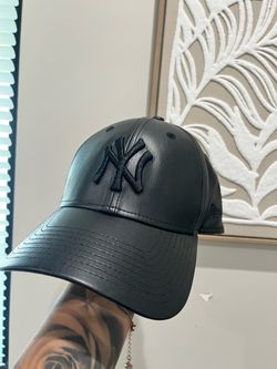 New Era NY Yankees Black Leather Strapback Hat