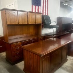 OFFICE/HOME DESK EXECUTIVE DESK AND CREDENZA WITH HUTCH 
