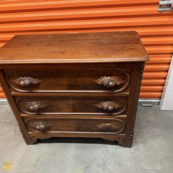 Antigue dresser