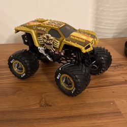Monster Jam Golden MAX-D 1:24 Scale
