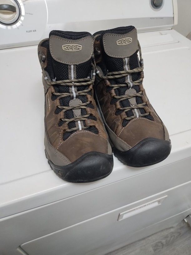 Keen boots , Size 10