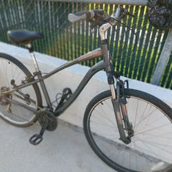 Schwinn. Hybrid.      700c Tires 