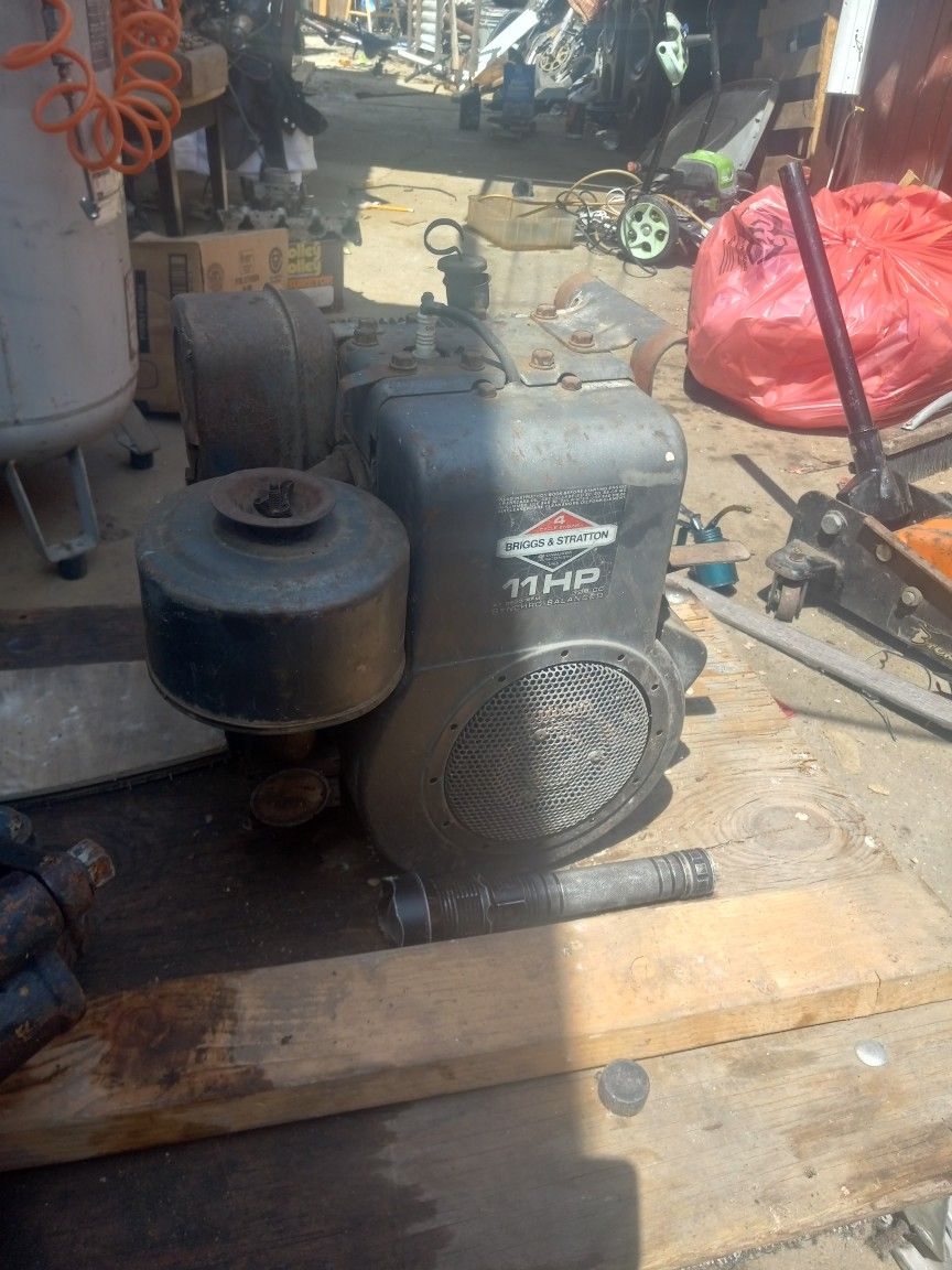 Briggs and Stratton 12 hp 399cc motor,with electric starter