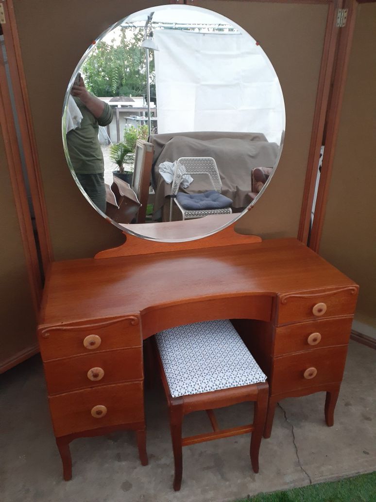 Today only 190!!! Vintage made in USA vanity desk table with mirror and matching chair stool