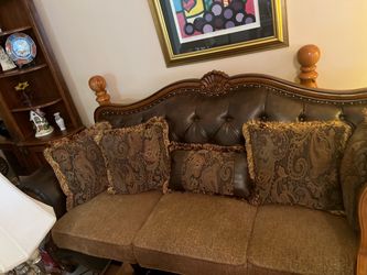 Victorian Style Tufted Leather Sofa with Wood Frame