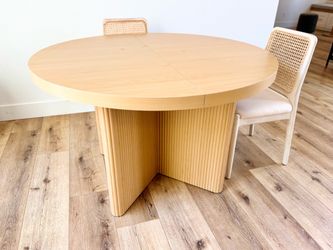Better Homes & Gardens Lillian Fluted Round Expandable Dining Table for Kitchen, Natural Pine