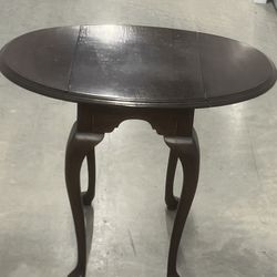 ETHAN ALLEN GEORGIAN COURT CHERRY QUEEN ANNE DROP LEAF END TABLE, 11-8013 This absolutely stunning and gorgeous piece is used in good condition with s