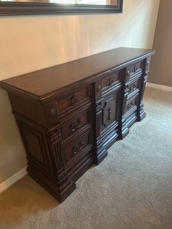 Broyhill hutch/dresser