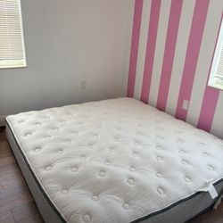 Queen Mattress Like New 80$