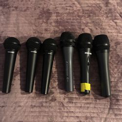 Tengo en venta estos micrófonos 150 por los 6 …Selling this microphones 150 for all 6