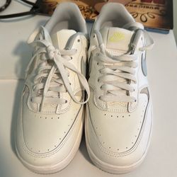 White Nikes size 8.5