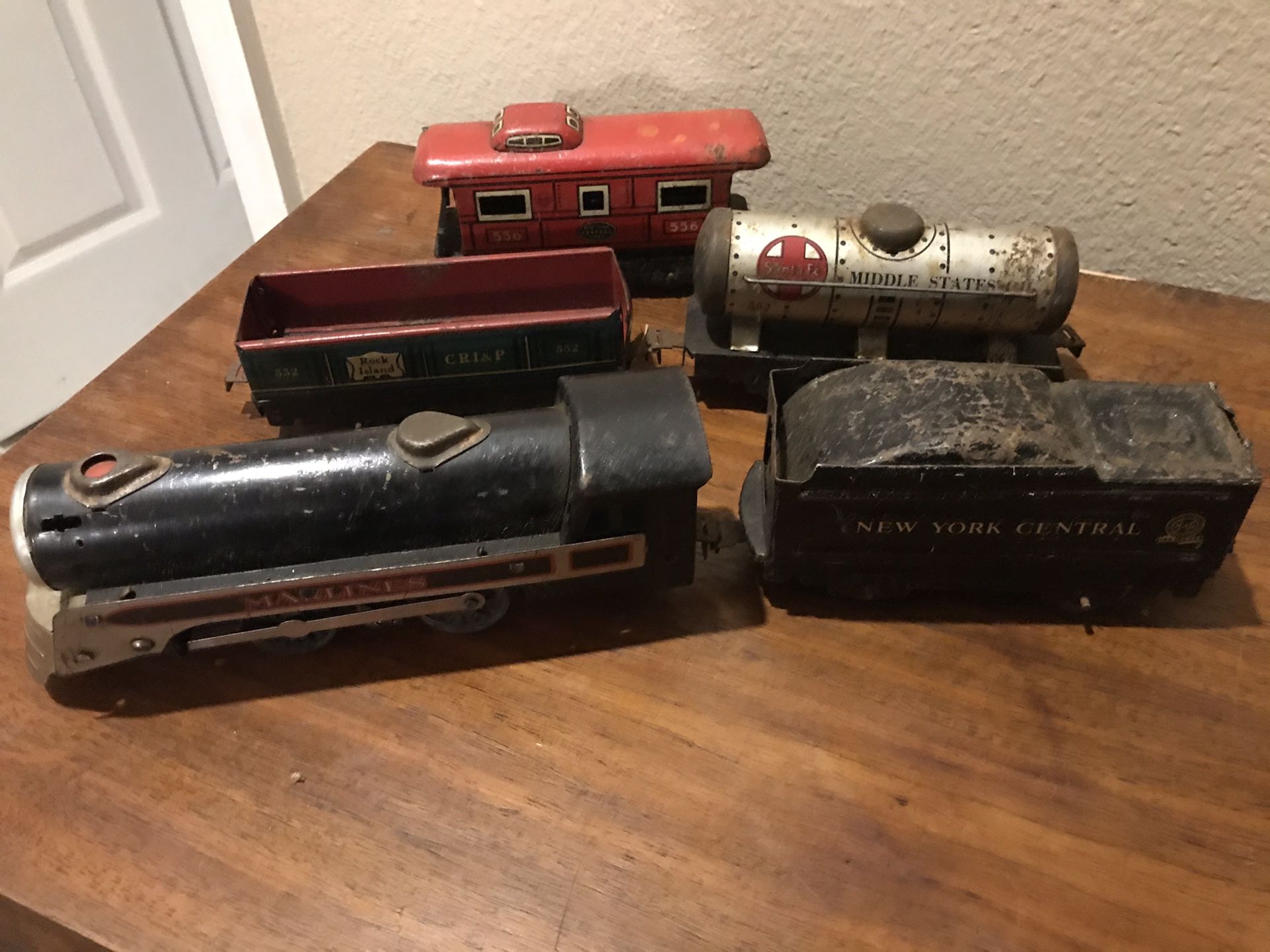 1940s Marx Steam Freight Set 495 loco +4 tin cars