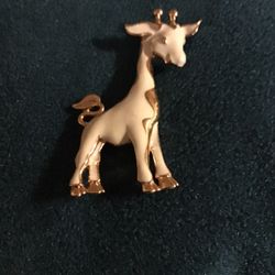 Giraffe Monet vintage pin Cream in animal with gold trim and gold back