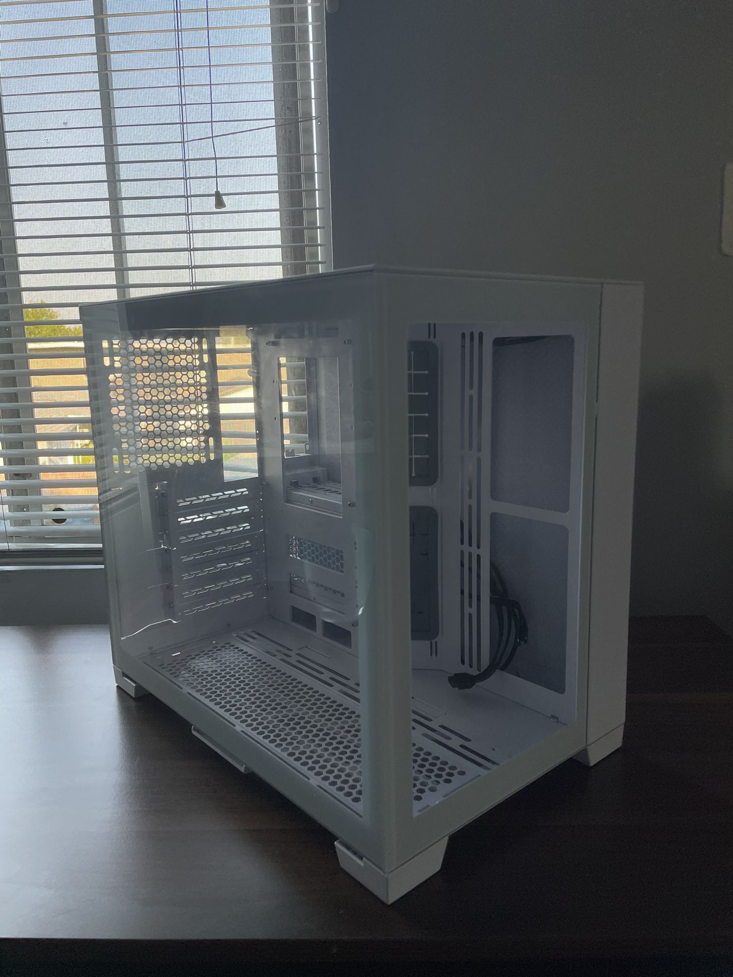 Lian Li 011 Pynamic Mini Snow Edition Mid- Tower Case (6 Up Here RGB Fans w/ fan hub and controller)