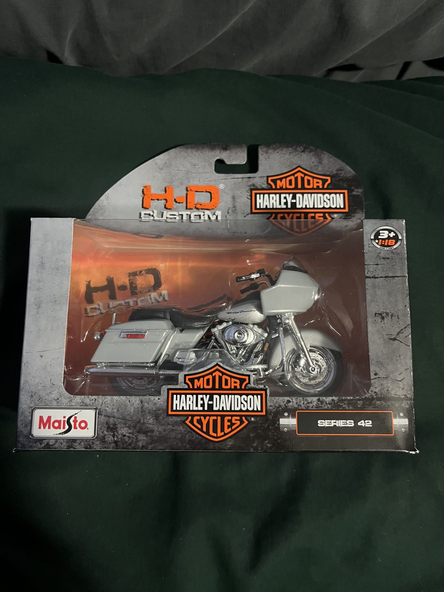 New Maisto Harley-Davidson Series 42 2002 FLTR Road Glide NIB 1:18