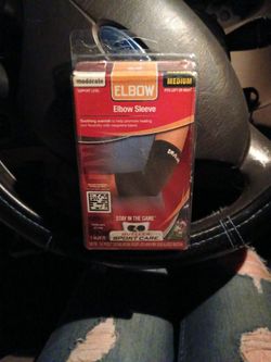 Mueller  Sport Care Elbow Sleeve