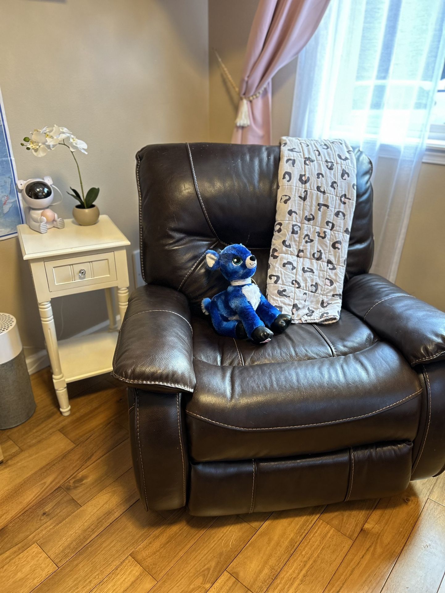 * Pending Pick Up: FREE * Leather Rocking & Reclining Chair 