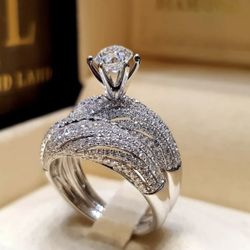 R121 – Luxury Engagement Zircons Ring!