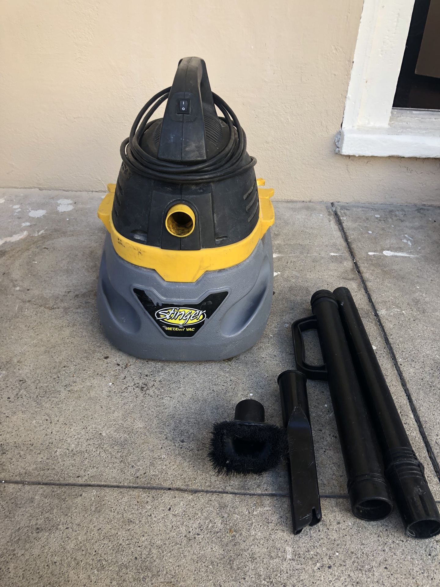Stinger wet/dry vac includes parts and hose. 25obo.
