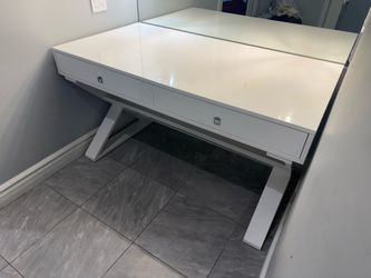 Z -Gallerie Make Up Table / Desk White