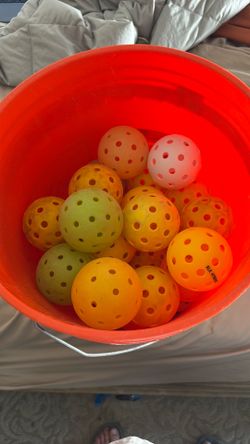 Pickleball. Bucket 40 practice balls